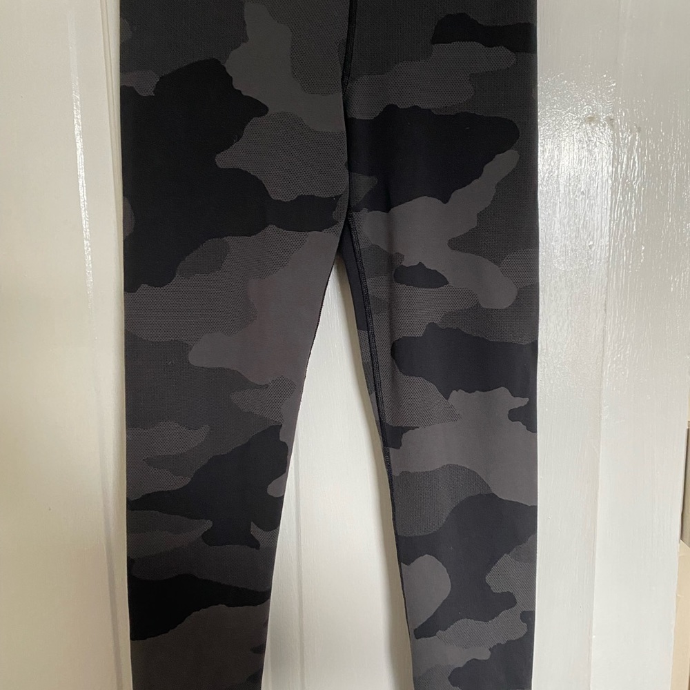 Aerie Gray Camo Legging - Picture 2 of 3